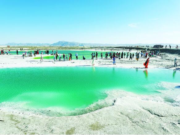 大柴旦翡翠湖游人如織