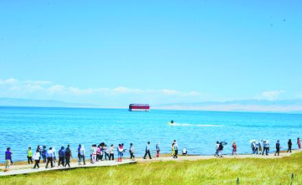 漫步青海湖感受生態美