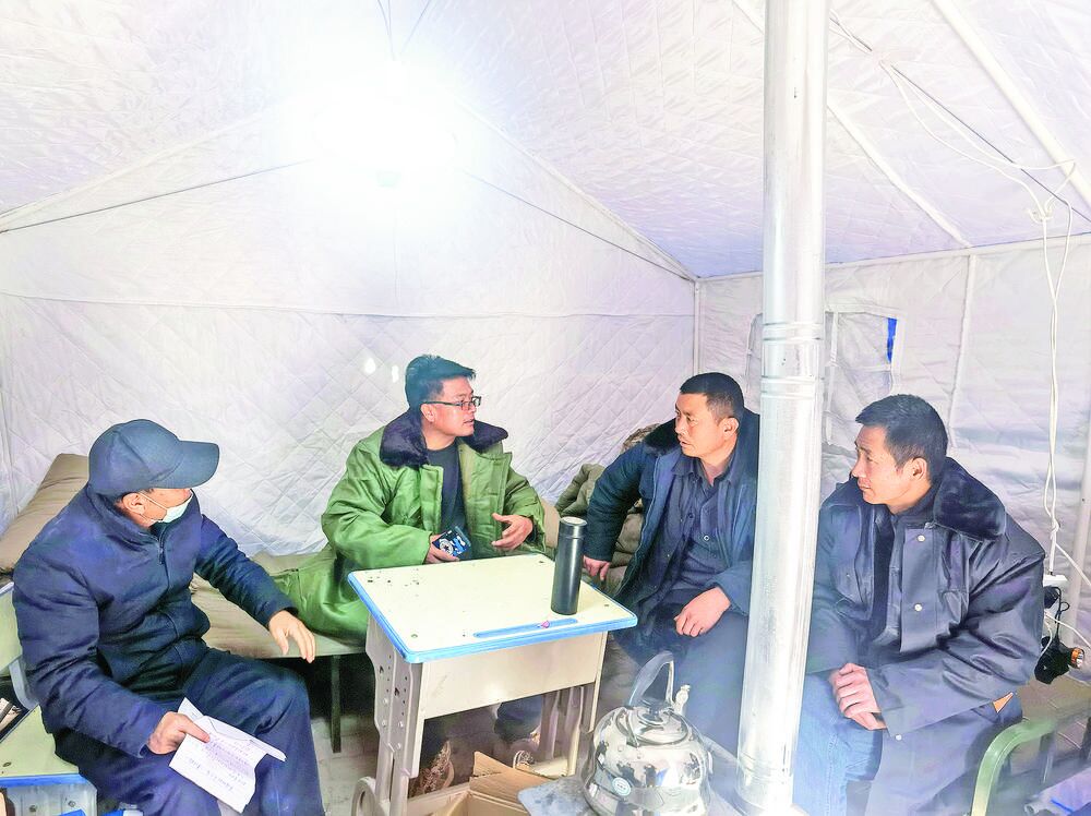 【眾志成城 抗震救災(zāi)】帳篷里的討論會