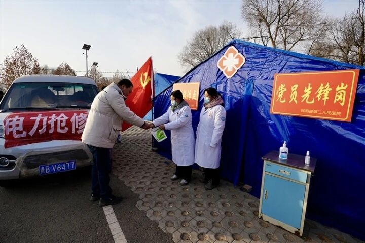 【眾志成城 抗震救災(zāi)】飄揚(yáng)的黨旗就是群眾的主心骨