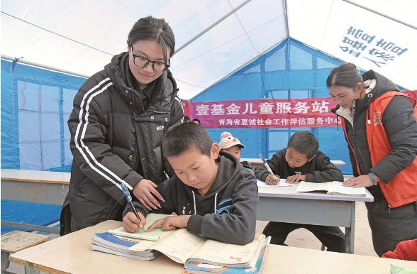 【眾志成城 抗震救災(zāi)】安置點(diǎn)上的“志愿紅”