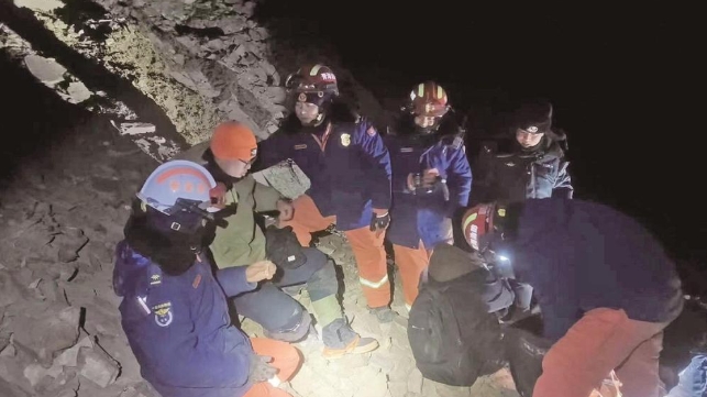 寒夜救援!3名游客登山被困,門源多部門緊急救援