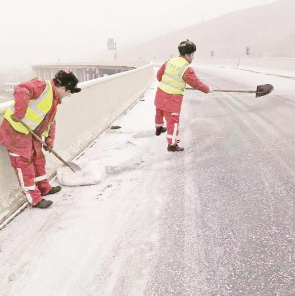 高速公路養護部門除雪保暢通