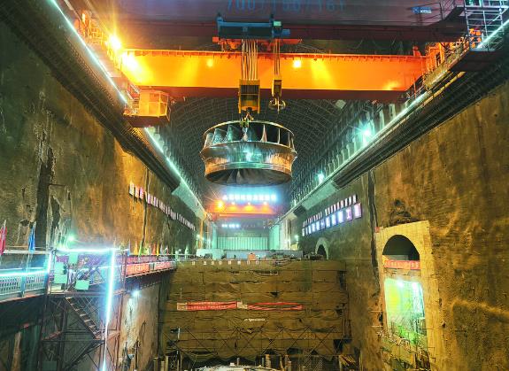 瑪爾擋水電站4號機組轉輪吊裝就位