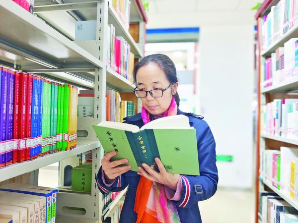 【筑夢現(xiàn)代化 共繪新圖景】燭光,逐光——記青海大學人文學院教師梁玉金