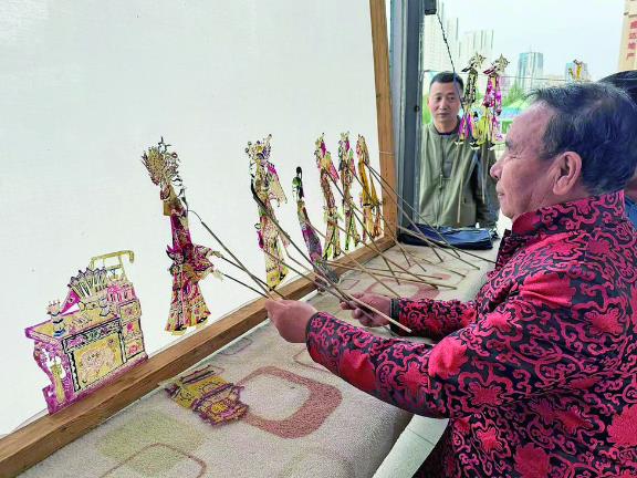 ���೬���cȼ��ɫ���z���𻨡�