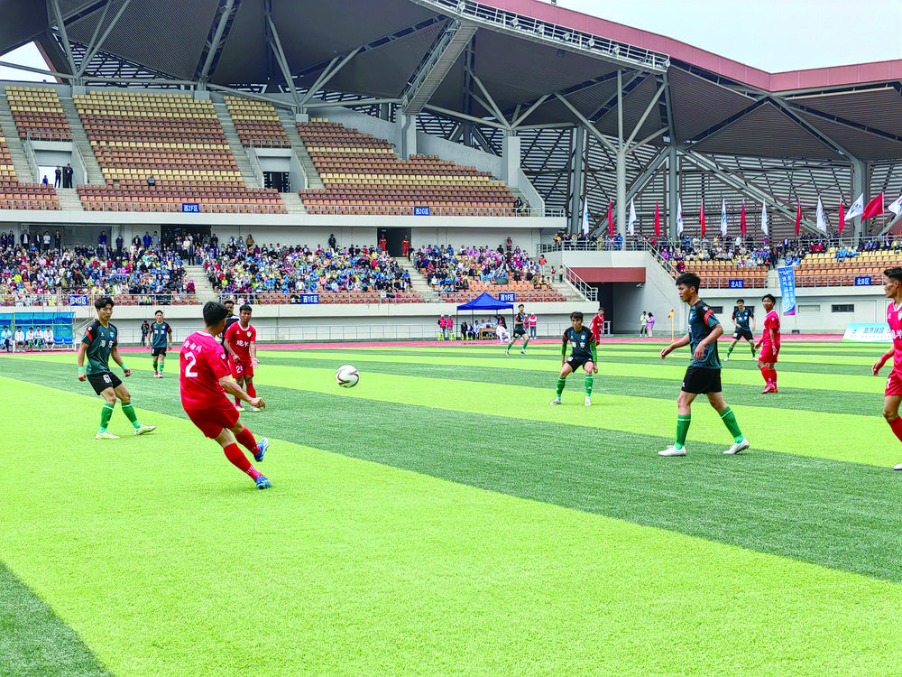 【大美青海·高原足球】綠茵場(chǎng)上競(jìng)風(fēng)流“五業(yè)”融合展新姿——“青超聯(lián)賽”海東賽區(qū)首場(chǎng)比賽見聞