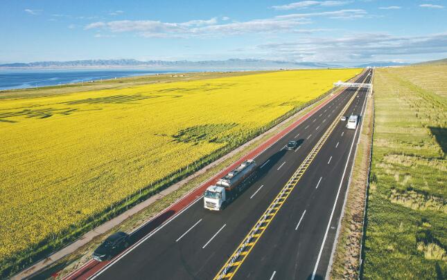 青海湖旅游專用公路(I期)工程倒淌河鎮至二郎劍景區段路面施工完成