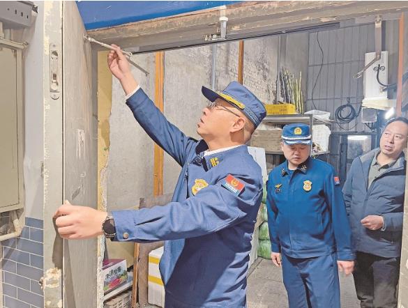 開展防火巡查,壓實(shí)冬季火災(zāi)防控責(zé)任。