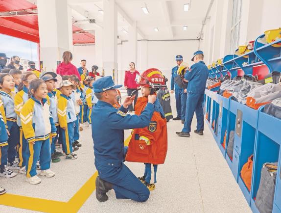 幼兒園學(xué)生走進(jìn)“紅門”。