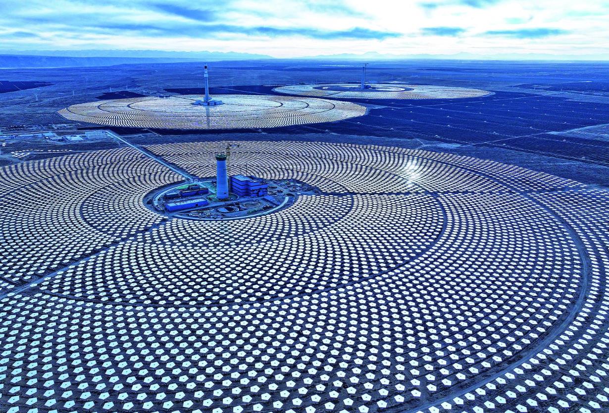 “超級鏡子”豎戈壁,“節節攀升”向驕陽