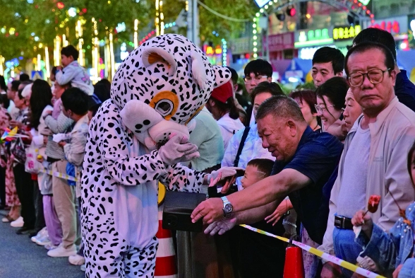 ���r�� ������ ���I�����|���lչ�{���С��Ľ����lչ֮���|����Ⱥ���@��֮�������������M�������lչ�����c�{��֮��