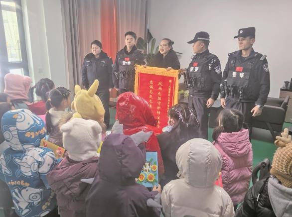 青海大通:幼兒園萌娃為警察送上祝福