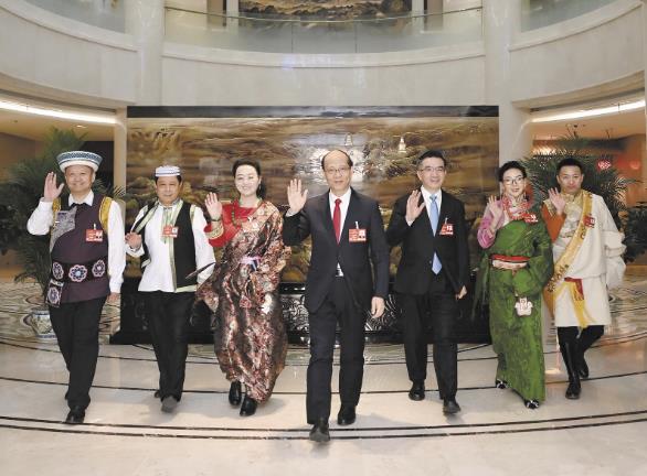 【兩會特別報道】最是一年春好處——我省全國人大代表出席十四屆全國人大三次會議開幕會側記