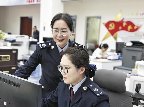 【中國夢·勞動美——凝心鑄魂跟黨走 團(tuán)結(jié)奮斗新征程】稅徽閃耀雪域 丹心映照初心——記國家稅務(wù)總局門源回族自治縣稅務(wù)局征收管理股股長包玉芬