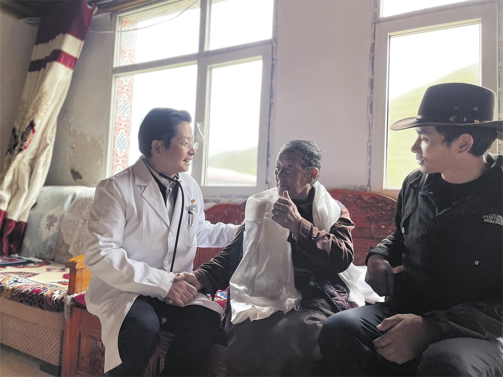 援青院長的“三重擔當”詮釋醫者初心——記果洛州瑪沁縣人民醫院院長(援青)、同濟大學附屬上海市第四人民醫院副院長朱鑫璞