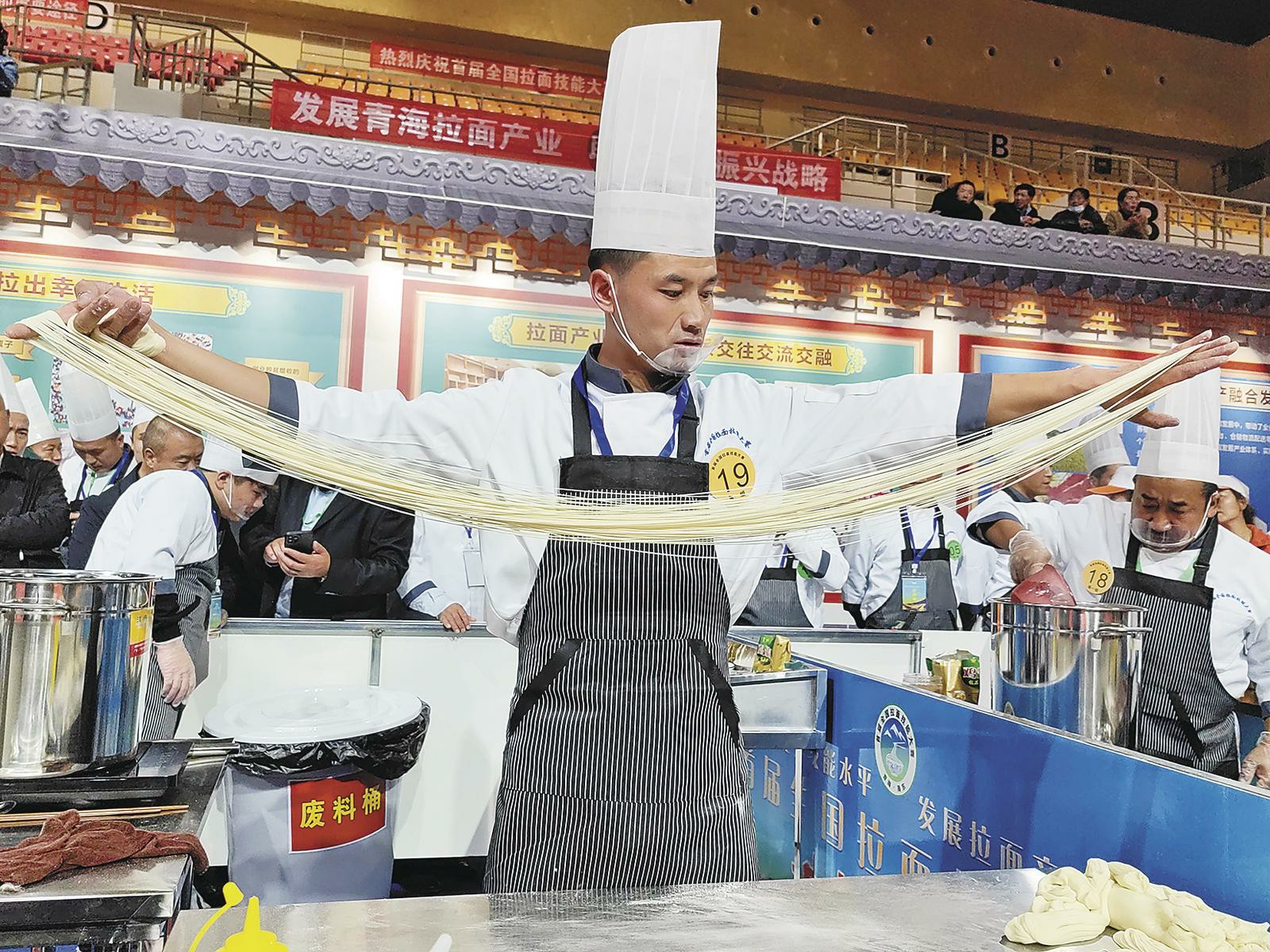 【新時(shí)代新征程新偉業(yè)·高質(zhì)量發(fā)展調(diào)研行】拉面產(chǎn)業(yè):從借牌求生到品牌出海—— 青海縣域經(jīng)濟(jì)發(fā)展觀察·化隆篇