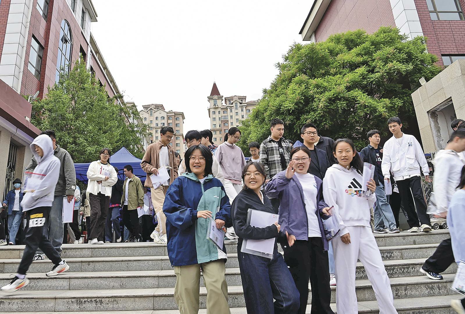 拼搏為筆 作答青春——2025年高考首日見聞