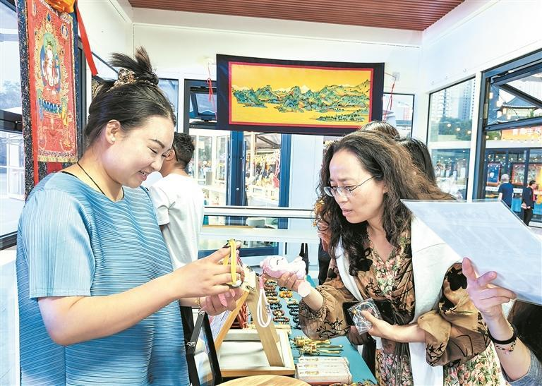 高原暮色里的黃南韻味——“西海2261·河湟文化大集”黃南主場見聞