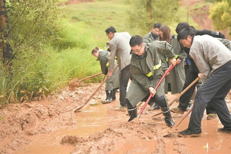 【黨旗在基層一線高高飄揚(yáng)】風(fēng)雨濁浪,黨員先上!——青海海東市化隆縣謝家灘鄉(xiāng)防汛一線見聞