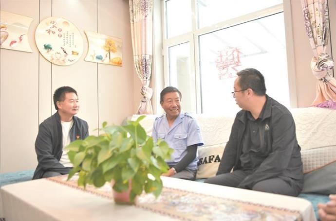 ���h���ڻ���һ���߸��h�P���t�£�һ���R�۴�۵ĵط�