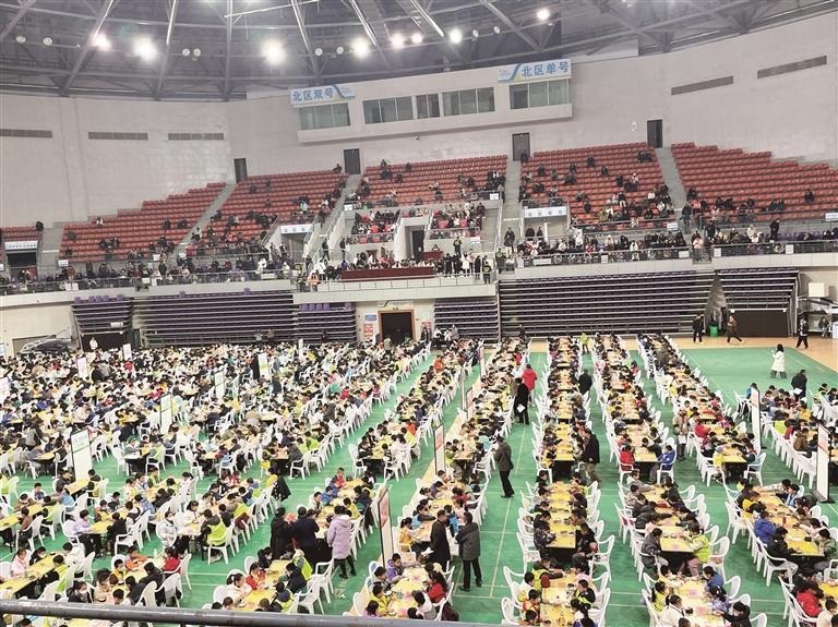 青海省青少年圍棋定段升段賽激戰(zhàn)正酣 1300名小棋手同場對弈拼棋藝