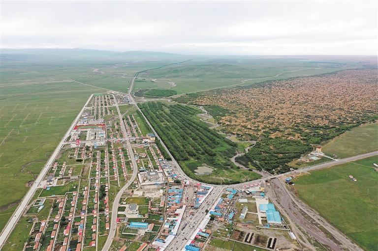 沙退人進的貴南木格灘。本報記者 洪玉杰 攝