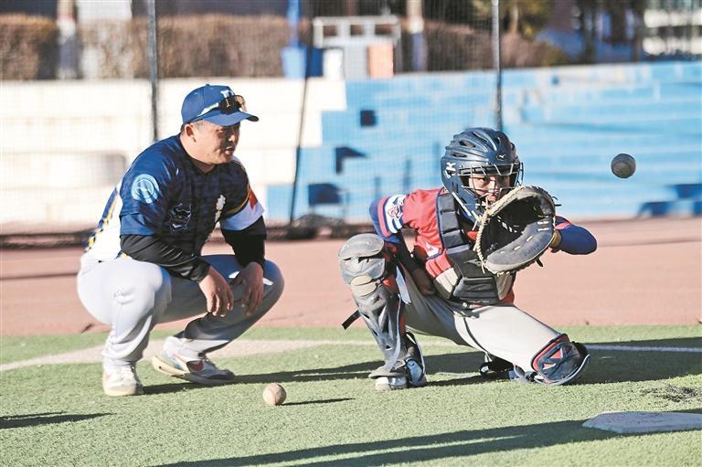 冬日高原上的棒球少年